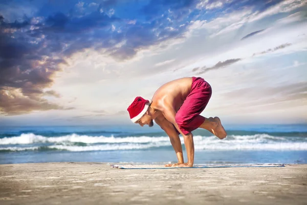 Weihnachten Yoga am Strand — Stockfoto