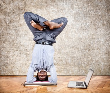 Komik iş yoga