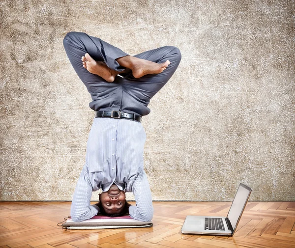 Yoga di affari divertente — Foto Stock