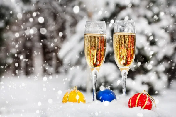 Dos copas con champán en la nieve — Foto de Stock