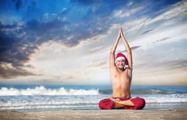 Noel yoga sahilde