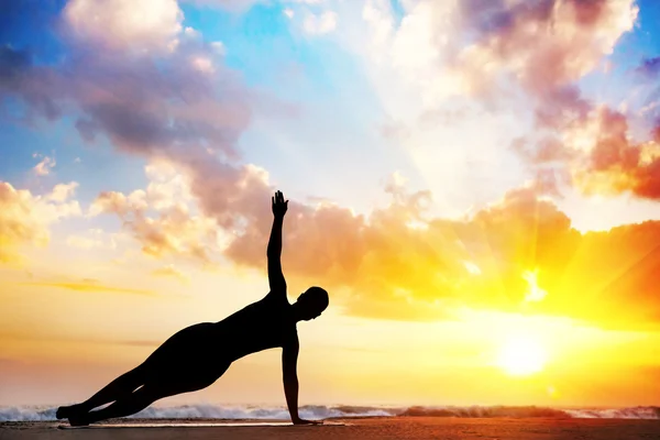 Yoga-Silhouette am Strand — Stockfoto