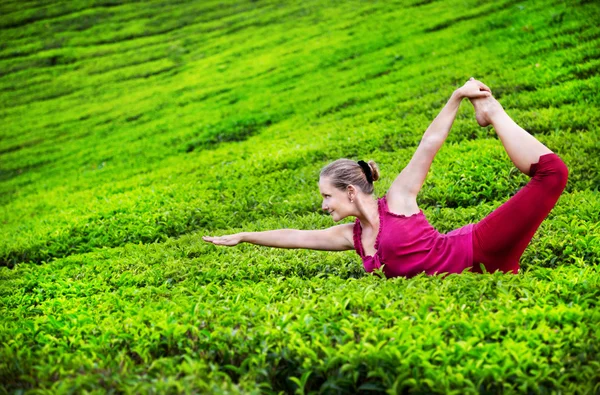 Yoga på teplantager — Stockfoto