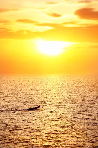 Fischerboot bei Sonnenuntergang — Stockfoto