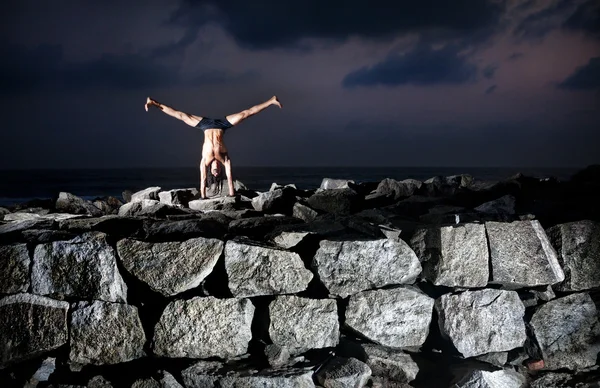 Yoga nas rochas — Fotografia de Stock