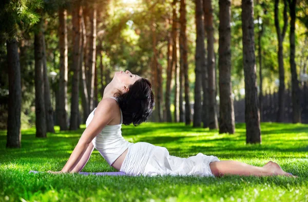 Yoga cobra pose no parque — Fotografia de Stock