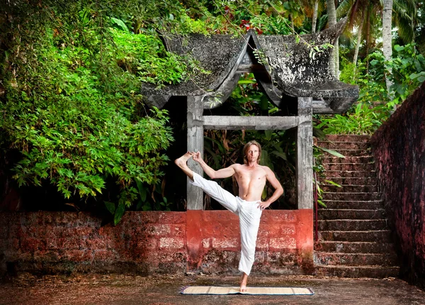 Yoga in de buurt temple — Stockfoto