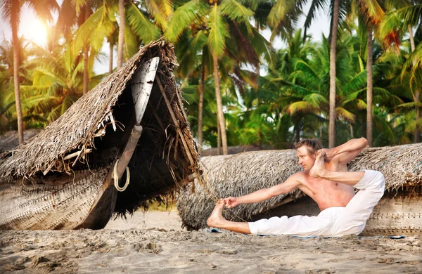 Yoga op het strand — Stockfoto