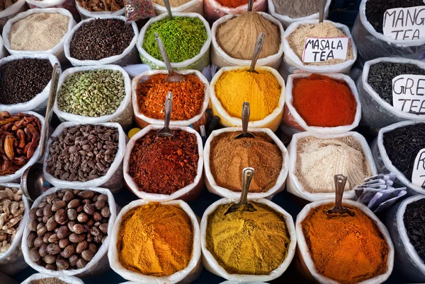 Indiska färgade kryddor — Stockfoto