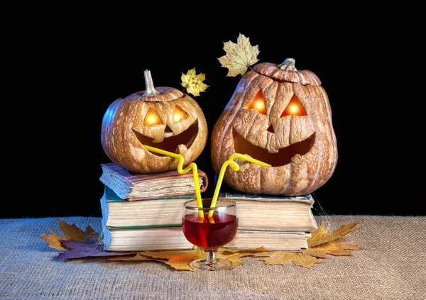 Roliga Halloweenpumpor dricker vin — Stockfoto