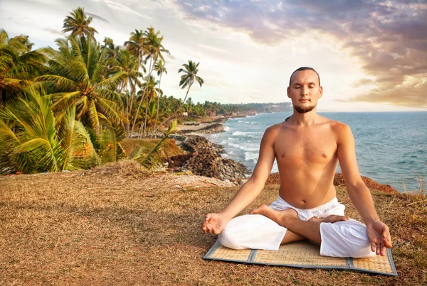 Meditação de ioga perto do oceano — Fotografia de Stock