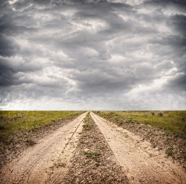 Дорога и драматическое небо — стоковое фото