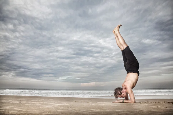 Yoga in der Nähe des Ozeans — Stockfoto