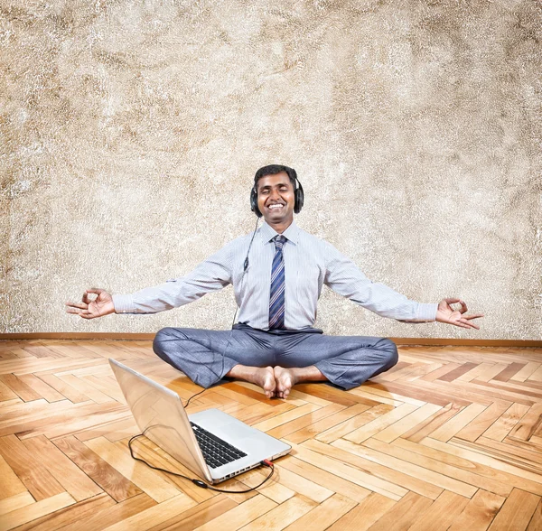 Hombre indio escuchando la música — Foto de Stock