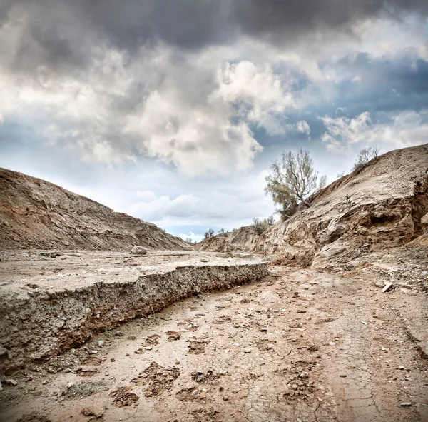 Terra seca e céu nublado — Fotografia de Stock