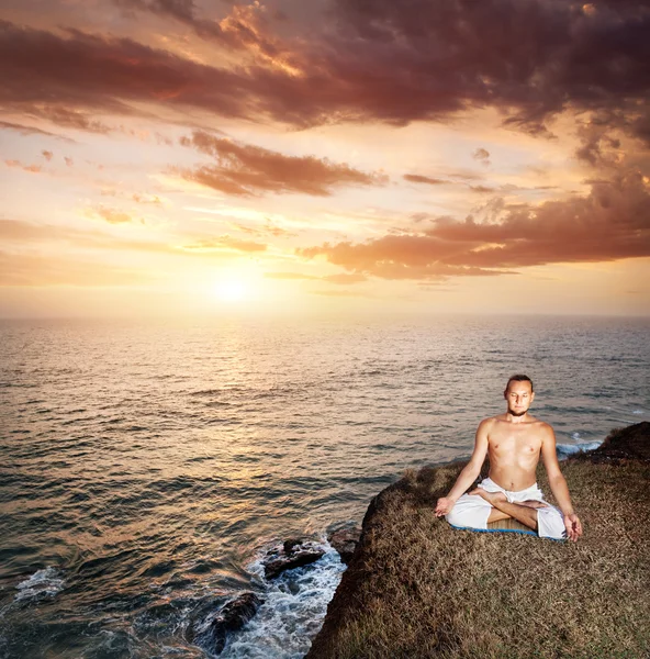 Yoga meditation near the ocean — Stock Photo, Image