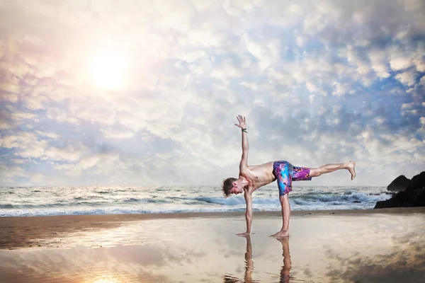 Yoga am Strand — Stockfoto
