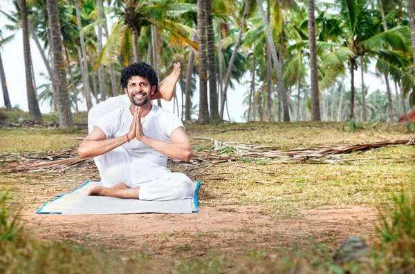 Yoga in tropical India — Stock Photo, Image