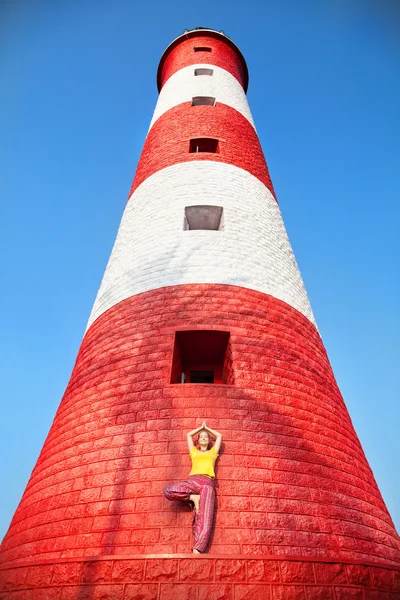 Yoga am Leuchtturm — Stockfoto