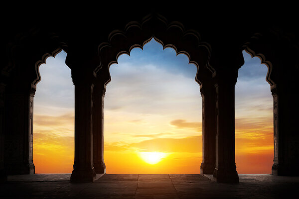 Силуэт арки на закате
