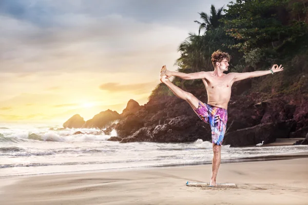 Yoga am Strand — Stockfoto