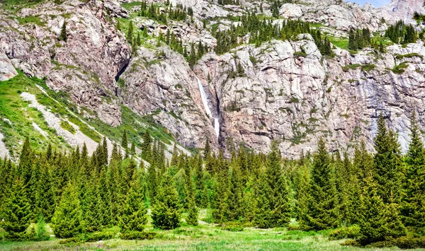 Berg natursköna med vattenfall — Stockfoto