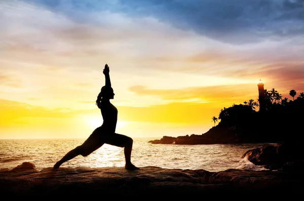 Yoga in der Nähe von Leuchtturm — Stockfoto