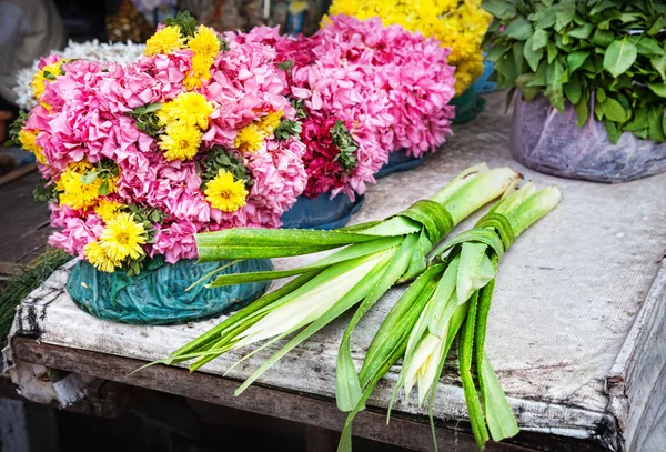 Fiori vicino al tempio indiano — Foto Stock