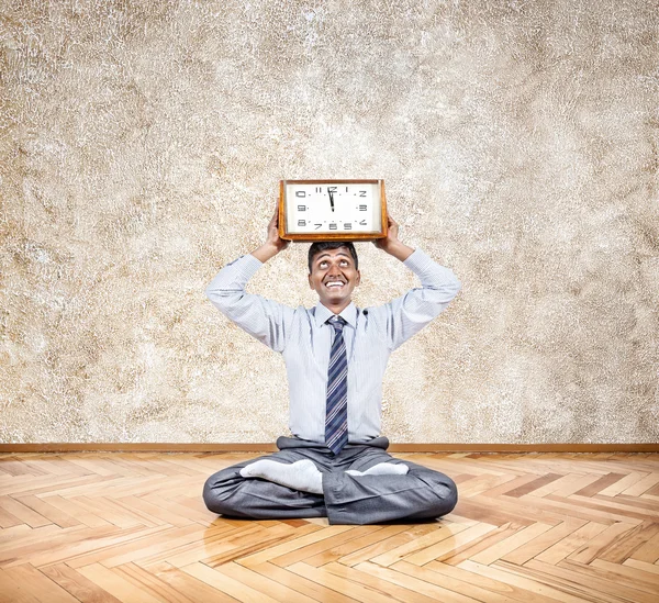 Yoga de negócios com relógio — Fotografia de Stock