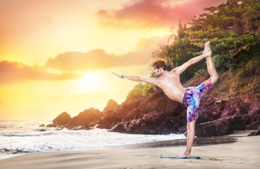 Sahilde yoga.