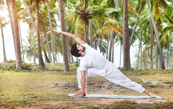 Yoga in tropical India — Stock Photo, Image