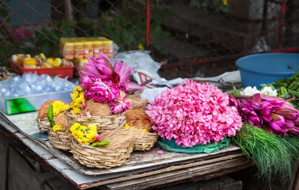 Blumen und Kokosnüsse in Indien — Stockfoto