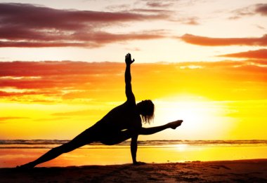 Sahilde yoga.