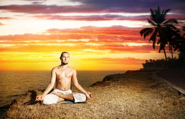 Yoga meditation near the ocean — Stock Photo, Image