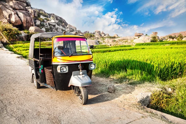 Auto rickshaw near rice plantation — Stock Photo, Image