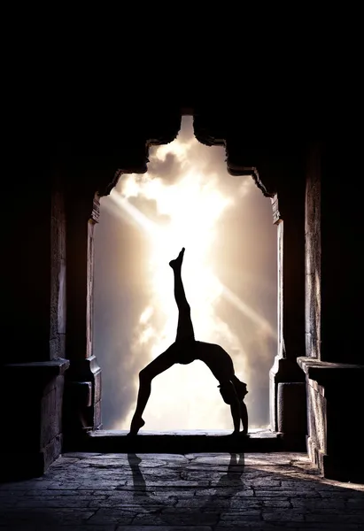 Yoga-Silhouette im Tempel — Stockfoto