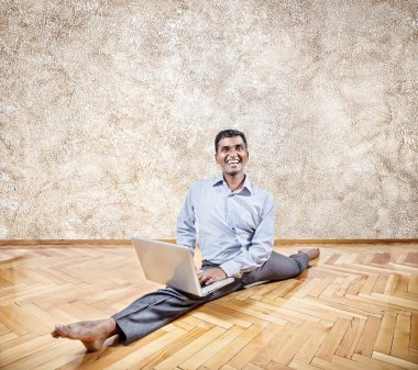 Hintli adam laptop Yoga yapıyordum