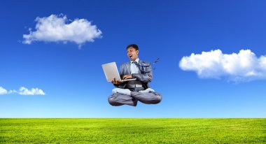 laptop ile levitating işadamı