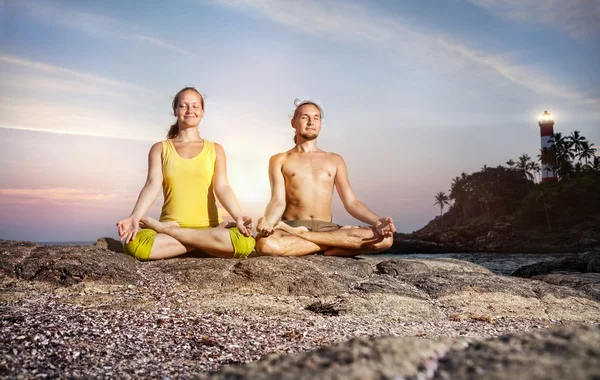 Meditación de yoga en pareja —  Fotos de Stock
