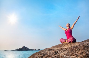 mutlu yoga kadın