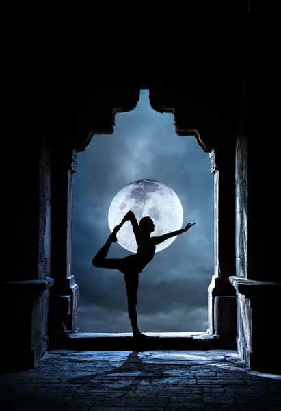 Yoga dans le temple la nuit — Photo