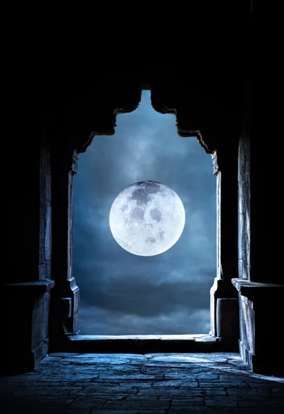 Arch and full moon — Stock Photo, Image