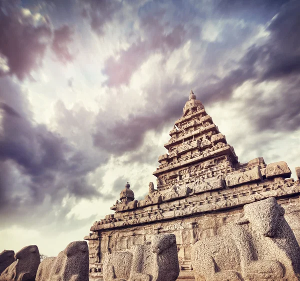Shore temple with bull statues — Stock Photo, Image