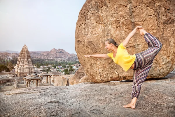 Yoga en Hampi — Foto de Stock