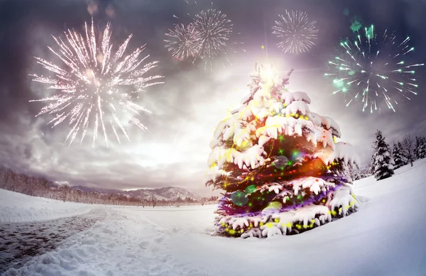 Kerstboom met vuurwerk — Stockfoto