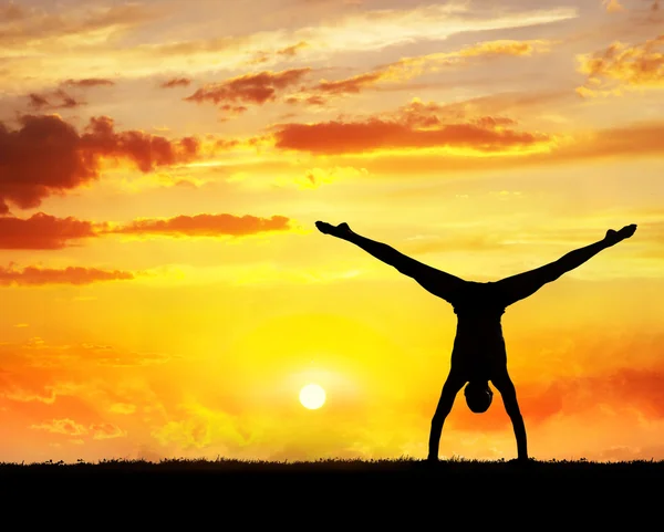 Yoga handstand siluett — Stockfoto