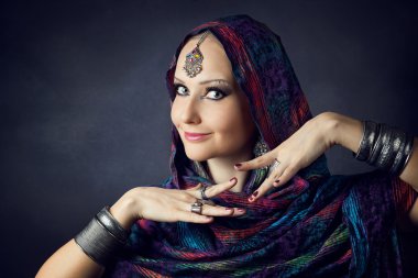 Fularlı kadını
