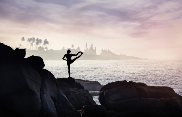 Yoga en la roca — Foto de Stock