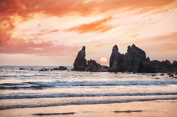 Océan avec rochers au coucher du soleil — Photo