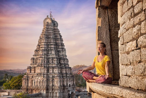 Meditação em hampi — Fotografia de Stock